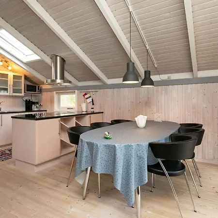 8 Person In Albaek-by Traum