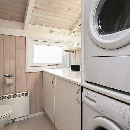 8 Person In Albaek-by Traum *